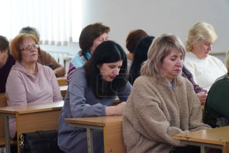 Téléchargez les photos : Lutsk, Ukraine : les parents des étudiants en cérémonie de remise des prix le 8 Mars à Volyn Professional College de l'Université nationale des technologies alimentaires - en image libre de droit