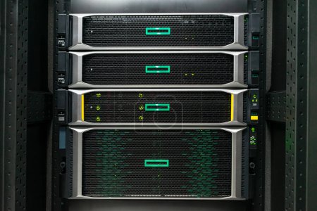 La sala de servidores le dice al servidor de computadoras que está funcionando continuamente. Transmitir el poder y el progreso
