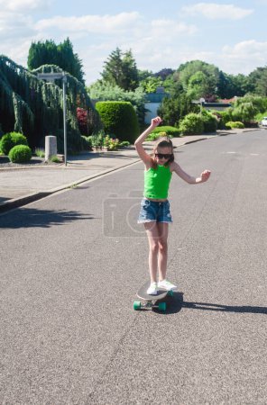 Téléchargez les photos : Young girl with her skateboard on a sunny day in the park - en image libre de droit