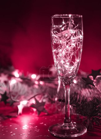 Téléchargez les photos : Coupe de champagne avec une lumière de Noël - en image libre de droit