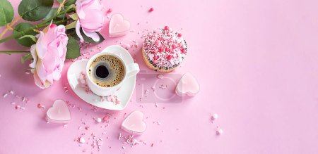Foto de Café en un plato en forma de corazón sobre un fondo rosa. Pastelito. Rosa rosa. Banner - Imagen libre de derechos