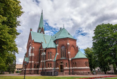 Foto de Finlandia, Kotka - 18 de julio de 2022: Iglesia parroquial de Kotka-Kymin o Seurakuntayhatym. Primer plano de la sección central del órgano de oro-plata decorada con ángeles y más - Imagen libre de derechos