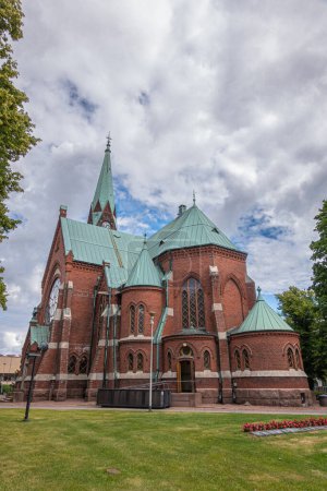 Foto de Finlandia, Kotka - 18 de julio de 2022: Iglesia parroquial de Kotka-Kymin o Seurakuntayhatym. Primer plano de la sección central del órgano de oro-plata decorada con ángeles y más - Imagen libre de derechos