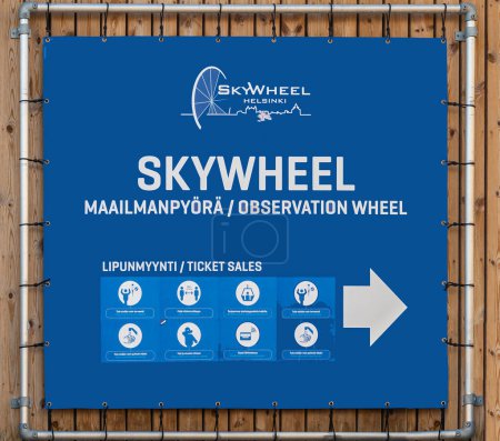 Foto de Helsinki, Finlandia - 19 de julio de 2022: Blanco sobre azul Skywheel, ferris wheel, signo y logotipo en la taquilla - Imagen libre de derechos