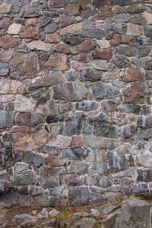 Foto de Helsinki, Finlandia - 19 de julio de 2022: Fortaleza Suomenlinna. Patrón de primer plano de la muralla gris-marrón que muestra diferentes formas y colores de piedra - Imagen libre de derechos