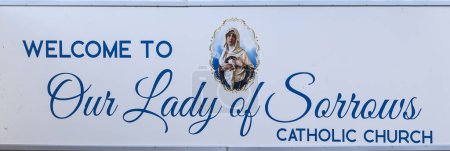 Foto de Santa Bárbara, CA, EE.UU. - 19 de enero de 2024: Señal de bienvenida de cerca en la iglesia de Nuestra Señora de los Dolores - Imagen libre de derechos