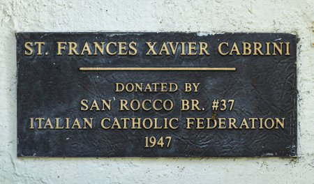 Foto de Santa Barbara, CA, EE.UU. - 19 de enero de 2024: Placa en la estatua de Santa Frances Xavier Cabrini fuera de la iglesia de Nuestra Señora de los Dolores. Regalo de la Federación Católica Italiana - Imagen libre de derechos