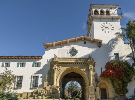 Santa Barbara, CA, USA - 30. November 2023: Santa Barbara County Courthouse monumentaler großer Bogen aus weißem Stein und Turm vor blauem Himmel.