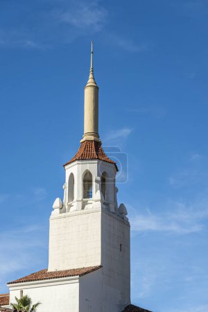 Foto de Santa Barbara, CA, Estados Unidos - 30 de noviembre de 2023: Arlington Theatre tower closeup against blue sky - Imagen libre de derechos