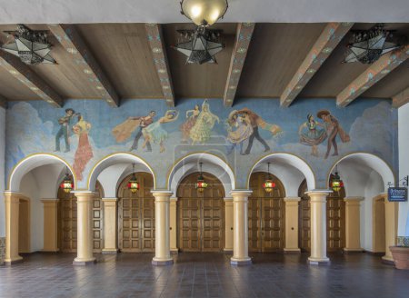 Foto de Santa Barbara, CA, EE.UU. - 30 de noviembre de 2023: Primer plano de la entrada de Arlington a la sala principal con pinturas de danza hispana en la pared por encima de cinco puertas - Imagen libre de derechos