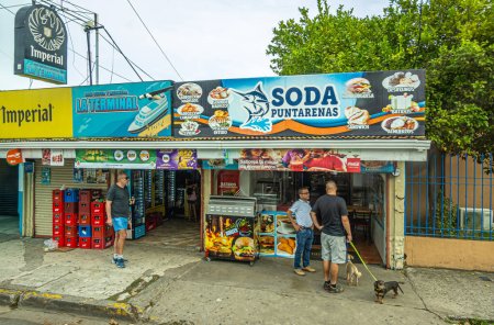 Téléchargez les photos : Costa Rica, Puntarenas - 22 Juillet, 20.23 : Soda fast food sur l'avenue 3. Distributeurs automatiques La Terminal distribuant toutes sortes de boissons. Imperial beer advertising and green foliage, Personnes présentes - en image libre de droit