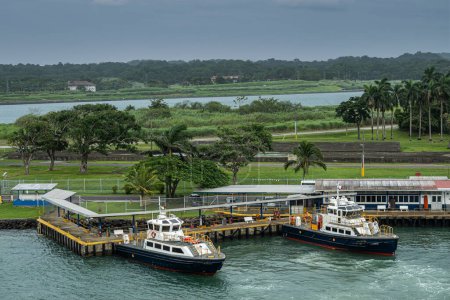 Foto de Canal de Panamá, Panamá - 24 de julio de 2023: Embarcadero de Davis en el punto norte de la península entre la entrada atlántica del canal nuevo y antiguo. Aterrizaje del barco piloto y oficina en paisaje verde - Imagen libre de derechos