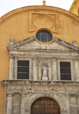 Téléchargez les photos : Carthagène, Colombie - 25 juillet 2023 : Convento de Santo Domingo. Façade avant et entrée de l'église. Statue de San Luis Beltran,, Louis Bertrand, dans une niche au-dessus de la porte - en image libre de droit