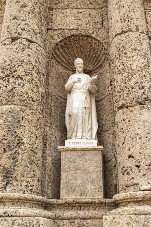 Cartagena, Kolumbien - 25. Juli 2023: Nahaufnahme, weiße Statue von San Pedro Claver, in braunbeiger Steinnische an der Kirche Convento de Santa Domingo.