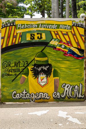 Téléchargez les photos : Cartagena, Colombie - 25 juillet 2023 : Plaza de Bolivar et parc. 3 Graffitis de rue à bord placés autour du parc, Carrera 3a. Coloré avec le slogan sur le football Real Cartagena, futbol - en image libre de droit