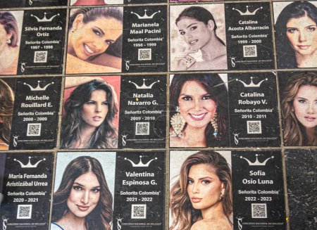 Téléchargez les photos : Carthagène, Colombie - 25 juillet 2023 : Panneau d'affichage présentant des photos faciales récentes de Miss Colombie de chacune d'elles au fil des ans - en image libre de droit