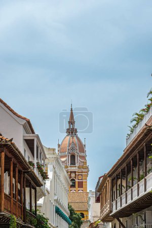 Cartagena, Kolumbien - 25. Juli 2023: Kathedrale Santa Catalina de Alejandra. Nahaufnahme, Monumentale gelbe Wände, weiße Zierleisten und kuppelförmige Spitze des Hauptturms der Kathedrale von Süden gesehen