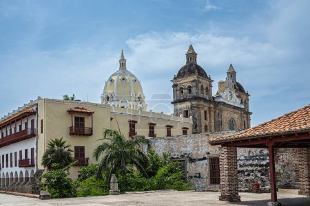 Cartagena, Kolumbien - 25. Juli 2023: Santuario de San Pedro Claver Kirchtürme, historische Fassade von der Bastion Baluarte de San Ignacio aus gesehen unter blauer Wolkenlandschaft