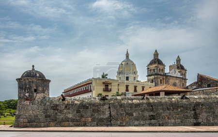 Cartagena, Colombie - 25 juillet 2023 : Baluarte de San Ignacio et Santuario de San Pedro Claver sous un nuage bleu à partir de Avenida Blaz de Lezo