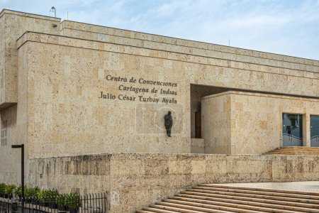Cartagena, Colombia - 25 de julio de 2023: Esquina de la fachada del centro de convenciones de arquitectura moderna que tiene su nombre y estatua de Julio Cesar Turbay Ayala, ex presidente del país