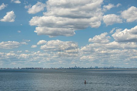 New York, NY, USA - 1. August 2023: Stadtsilhouette vor dem Ozean unter blauer Wolkenlandschaft von Brighton Beach bis Bel Harbor mit Manhattan und seinen Hochhäusern im Zentrum