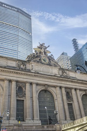 New York, NY, USA - 2. August 2023: Porträt, Merkur-Statue auf dem Haupteingang des Grand Central Terminal. Er ist der Gott der Reisenden mit geflügeltem Hut, ein Petasos. Metlife-Gebäude im Rücken