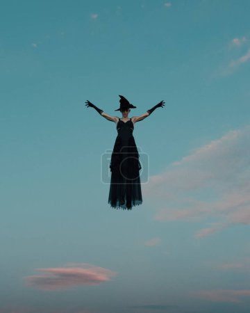 Téléchargez les photos : Sorcière robe noire sorcières chapeau gants Halloween horreur occulte flottant lévitation dans le crépuscule ciel du soir illustration 3d rendre rendu numérique - en image libre de droit