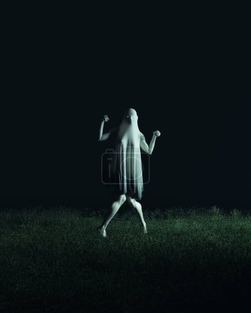 Foto de Fantasma figura fantasma mujer juguetón Halloween espeluznante horror ocultista paranormal sábana blanca mortaja 3d ilustración renderizado digital - Imagen libre de derechos