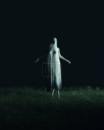 Téléchargez les photos : Figurine fantomatique femme haute fantôme Halloween hanter horreur occulte paranormal blanc feuille mort linceul illustration 3d rendre rendu numérique - en image libre de droit