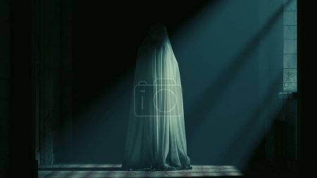 Téléchargez les photos : Figurine fantomatique regardant par-dessus son épaule fantôme asile abandonné clair de lune brume hantant femme paranormale bras sur l'horreur Halloween illustration 3D rendre rendu numérique - en image libre de droit