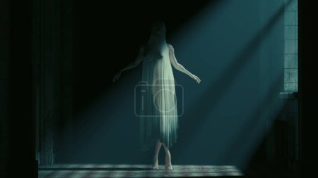 Téléchargez les photos : Figurine fantomatique grand asile fantôme mince abandonné clair de lune brume hantant femme paranormale bras sur l'horreur Halloween illustration 3D rendre rendu numérique - en image libre de droit