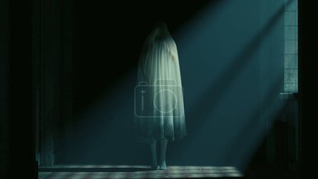 Foto de Fantasmal figura mano extendida fantasma asilo abandonado luz de la luna niebla embrujada mujer paranormal brazos fuera horror Halloween 3d ilustración renderizado digital - Imagen libre de derechos