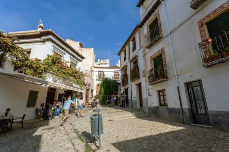 Foto de Granada, España - 28 de octubre de 2022: Calle estrecha en Granada, España en Octubre 28, 2022 - Imagen libre de derechos