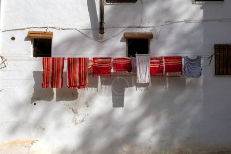 Foto de Granada, España - 28 de octubre de 2022: Secado de ropa en la calle en Granada, España el 28 de octubre de 2022 - Imagen libre de derechos