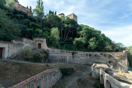 Foto de Granada, España - 28 de octubre de 2022: Murallas de la Alhambra en Granada, España en Octubre 28, 2022 - Imagen libre de derechos
