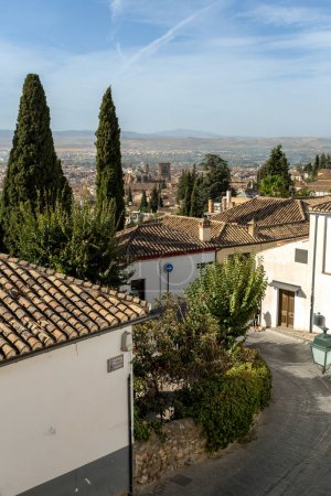 Foto de Granada, España - 28 de octubre de 2022: Vista de Granada y la catedral desde el mirador de San Nicolás el 28 de octubre de 2022 - Imagen libre de derechos