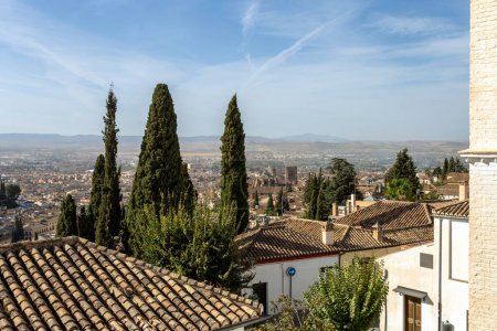 Foto de Granada, España - 28 de octubre de 2022: Vista de Granada desde el mirador de San Nicolás el 28 de octubre de 2022 - Imagen libre de derechos