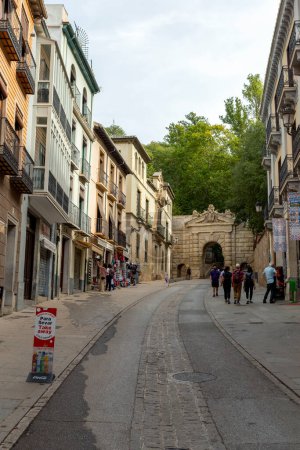 Foto de Granada, España - 28 de octubre de 2022: La Puerta de las Granadas en la Alhambra de Granada - Imagen libre de derechos