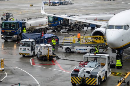Foto de Cracovia, Polonia - 18 de noviembre de 2022: Ryanair Boeing 737 está siendo preparado después de un vuelo a otro en el Aeropuerto Internacional Juan Pablo II de Cracovia-Balice. - Imagen libre de derechos
