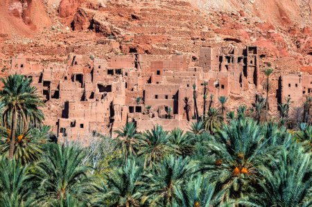 Antike Kasbah in der Nähe der Stadt Tinghir - eine wunderschöne Oase am Todra-Fluss im Atlasgebirge, Marokko.