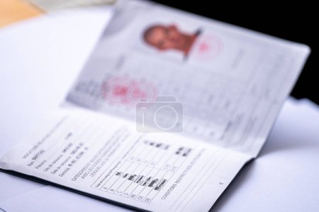 Gros plan sur le permis de conduire international. Traduction : "Nom, prénom, lieu de naissance, date de naissance, adresse, catégories de permis de conduire".