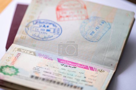 Téléchargez les photos : Gros plan sur un passeport avec un visa iranien. - en image libre de droit