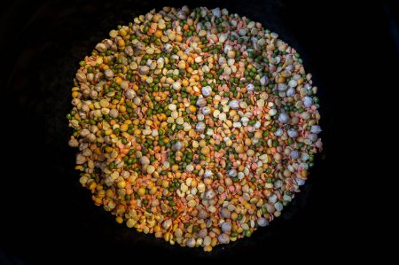 Foto de A mixture of legume seeds:lentils, mung beans, peas and chickpeas. - Imagen libre de derechos