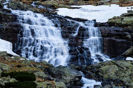 Téléchargez les photos : Velicky Waterfall, Velicka Valley, Paysage printanier des montagnes Tatra, Slovaquie - en image libre de droit