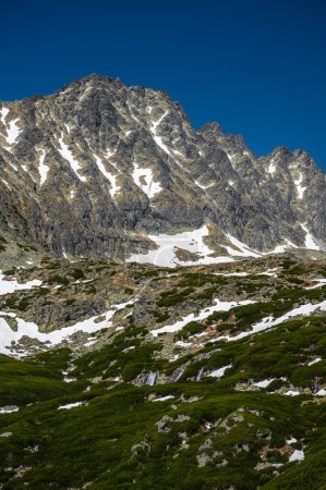 Téléchargez les photos : Le mont Koncista et la vallée de Batizovska, paysage printanier des montagnes Tatra, Slovaquie - en image libre de droit