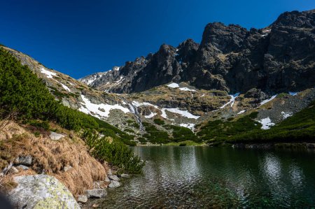 Téléchargez les photos : Velicke pleso ou Velicke lac, Paysage printanier des montagnes Tatra, Slovaquie - en image libre de droit