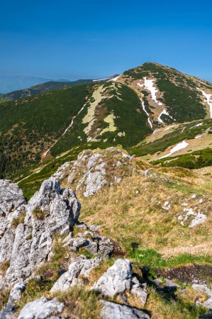 Foto de Monte Velky Krivan. Colorido paisaje de montaña de primavera de Mala Fatra, Eslovaquia. - Imagen libre de derechos