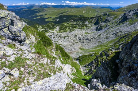 Téléchargez les photos : Jour d'été paysage de montagne. Montagnes rocheuses vertes et ciel bleu. Les monts Parang, Roumanie. - en image libre de droit