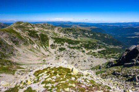 Téléchargez les photos : Jour d'été paysage de montagne. Mont Costa lui Rus et Piatra Taiata. Les monts Parang, Roumanie. - en image libre de droit