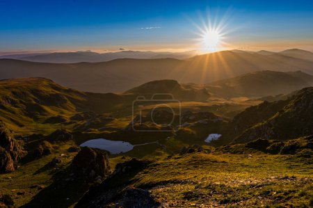Téléchargez les photos : Paysage montagneux avec le soleil levant. Fond sombre avec un espace de copie. Les monts Parang, Roumanie. - en image libre de droit